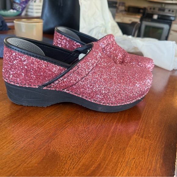 Very Gently Preowned/Excellent Condition Dansko XP Glitter Clogs in Pink - Picture 11 of 11
